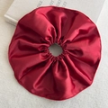 Dettaglio macro dello scrunchie in raso rosso scuro con trama setosa e cuciture fini - Stile Rosso (26448C)