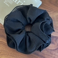 Detalle de coletero negro de gran tamaño con textura suave de crepé plisado elegante - Negro