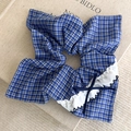 Détail du chouchou à carreaux bleus avec bordure en dentelle blanche et noeud - Style Carré Grand Carreaux Bleu Clair