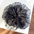 Detail eines schwarzen Organza-Haargummis mit lila Blumendruck und Goldglitzer - Rosa Kleines Blumenmuster