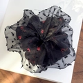 Nahaufnahme von schwarzem Organza-Haargummi mit roten Rosenmustern und Goldglitzer-Effekt - Rote Große Blumen