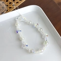 Gros plan sur une dragonne de téléphone en perles de cristal avec breloque papillon - Transparent Coloré