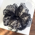 Detail eines großen schwarzen Netzhairbands mit beflockten Punkten und goldenem Schimmer - Grau Schwarzes Tintenblumenmuster
