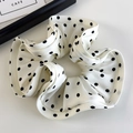 Dettaglio dell'elastico in raso bianco a pois con elegante trama a balze rifinita - Beige a pois