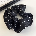 Dettaglio dell'elastico per capelli in raso nero a pois bianchi con eleganti volant - Polka Dot Nero