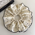 Detailopname van een Franse satijnen haarelastiek met polkadots en kanten details - Beige (26480A)