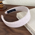 Detalle de la diadema de lino rosa con etiqueta de tela artesanal de alta calidad - Patrón de Celosía (26495B) / Rosa