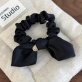Detalle de coletero de satén negro con colgante dorado grabado WITH LOVE - 26498B Negro