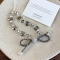 Detalle de la correa de móvil con cuentas de cristal y lazo negro con diamantes de imitación - Estilo Iridiscente Gris-Negro (26491C)