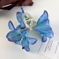 Dettaglio del fermaglio per capelli a giglio con petali blu sfumati e clip a squalo - Floreale Blu e Viola (26510C)