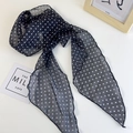 Detailopname van een lichte polkadot sjaal met fijne golvende stikranden - Zwart-wit Stippen (26511A)