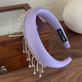 Detailansicht eines hellvioletten Satin-Haarreifs mit hängenden Strass-Fransen Akzenten - Lila