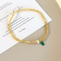 Dettaglio di braccialetto in cristallo giallo con ciondolo rettangolare verde e charm bianco - Stile Giallo (26521C)