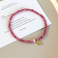 Dettaglio bracciale di perle rosa sfaccettate con perla e pendente in gemma gialla - Stile Rosa (26521E)