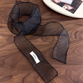 Détail d'un ruban d'organza noir sur bois avec étiquette de mode et bordure fine - Style Noir (26540E) / 150cm