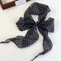 Detail van een zwarte chiffon sjaal met witte stippen in een elegante Franse stijl - Zwart Wit Polka Dot (26572A)