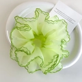 Détail d'un grand chouchou en organza vert clair avec des bords à volants vert foncé - Vert Herbe (26548G)