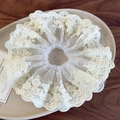 Dettaglio dell'elastico per capelli in pizzo bianco crema con ricami e perle finte - Elastico in Pizzo Bianco Crema / Bianco (26556A)