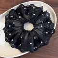 Dettaglio dello scrunchie in pizzo nero con perle bianche su vassoio vintage - Elastico in Pizzo Nero / Nero (26556B)