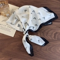 Dettaglio di un foulard in raso bianco con stampa di cavallo nero su legno - Motivo Cavallo Bianco e Nero (Stile Principale)