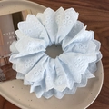 Dettaglio scrunchie celeste con ricami floreali e bordo in pizzo a conchiglia - Blu (26550D)