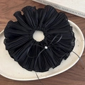 Primer plano de coletero negro plisado con detalle de lazo de diamantes de imitación - Estilo Grande (26578B)