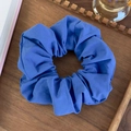 Primer plano de un coletero azul en una bandeja de madera para una estética de estilo - Azul
