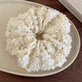 Gedetailleerde close-up van de crème kanten scrunchie met 3D-bloembladen op keramiek - Groot (26588C) / Beige