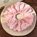 Dettaglio di scrunchie in pizzo rosa ricamato con motivi traforati e bordi a balze - Rosa