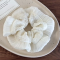 Dettaglio di uno scrunchie bianco a doppio strato con ricamo in pizzo e trama in raso - Stile con Volant Bianco Crema