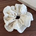 Detailtextuur van witte oversized zijden scrunchie op vintage hout en boekoppervlak - Broken Wit