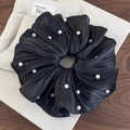 Dettaglio dell'elastico in raso nero a pieghe di alta qualità con eleganti perle bianche - Nero