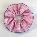 Dettaglio dell'elastico per capelli a scacchi rosa e bianchi con bordi blu ricamati - Grande / Gingham Rosa e Bianco (Bordo Blu)