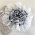 Detailaufnahme von schwarz-weißem Karo-Scrunchie mit breitem Spitzen-Stickereirand - Weiße Spitze