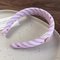 Detailopname van de roze en wit gestreepte haarband met kant en een knoopaccent - Haarband / Roze Gestreept Haarband (26617A)