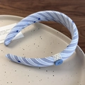 Detail van de blauw gestreepte stoffen haarband met witte kant en sierknoop - Haarband / Blauw Gestreept Haarband (26617B)