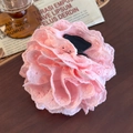 Detail von rosa Spitzenrosen-Haarklammer mit Blumenstickerei auf Retro-Holzhintergrund - Rosa