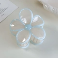 Primer plano detallado de una pinza para el pelo floral en azul pastel y crema - Flor Azul Beige