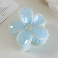 Detalle de la pinza para el pelo con forma de flor en acrílico azul con borde blanco y acabado - Flor Azul