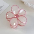Detalle de pinza para el pelo con flor rosa y crema hecha de resina brillante en un plato - Flor Rosa Crema