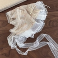 Détail d'un bandeau vintage à fleurs en tissu crème avec des bordures en dentelle blanche - Bandana (26632B)