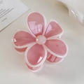 Detalle de pinza para el pelo con forma de flor rosa con bordes blanco crema y perla central - Flor Rosa