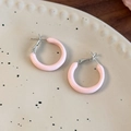 Dettaglio di orecchini a cerchio a C smaltati rosa crema su vassoio in ceramica - Stile Rosa (26689B)