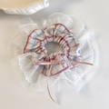 Dettaglio dell'elastico scrunchie a quadretti rosa con pizzo e fiocco di nastro - Scrunchie a Quadretti Rosa Bordo Pizzo