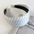 Detail eines weißen breiten Stirnbands mit schwarzen Punkten und rutschfester Innenseite - Weiß mit schwarzen Punkten