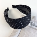 Detailansicht des breiten schwarz-weißen Polka-Dot-Haarreifens auf grauem Leinen - Schwarz Weiße Punkte