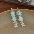 Detalle de pendientes bohemios de plata con flores verde menta y cuentas de cristal - Cadena plateada (26721B) / Flor Verde Mate