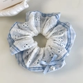 Dettaglio dell'elastico per capelli a quadretti blu con pizzo bianco, fiocco e perla - Stile Rotondo (26714A)
