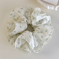 Detalle del coletero blanco con estampado de margaritas azules en tela suave con textura - Flores Azules (26707B)