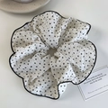 Dettaglio di un grande elastico in seersucker crema con motivo a stelle nere e bordo cucito - Sfondo Bianco Stile Stella Nera (26715A)